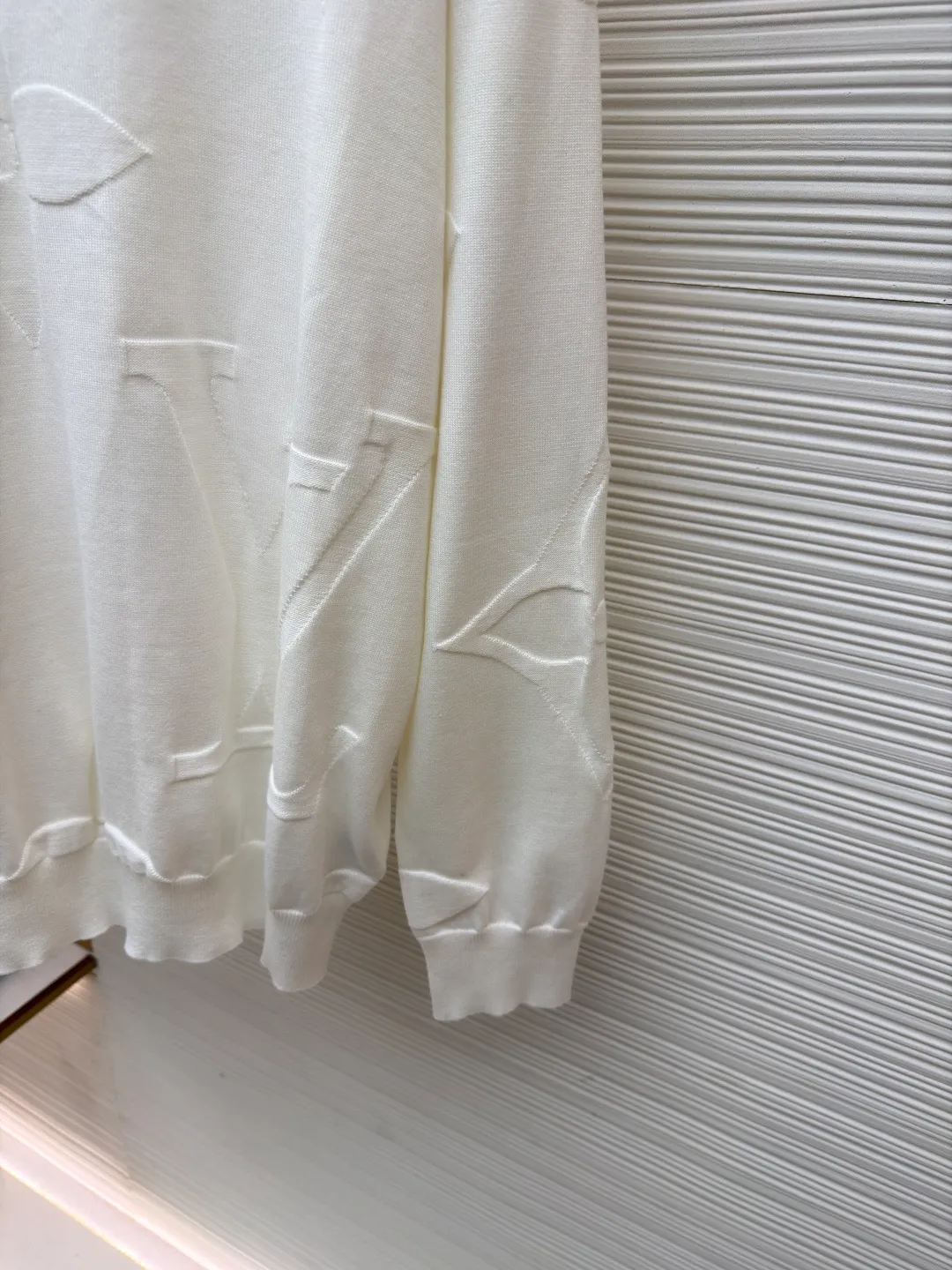 LOUIS VUITTON embossed floral 㚏 jacquard knitted round neck long sleeves ●Original version: 12300 purchase and development ●Item number: 1681614--A70 ●Fabrics: combed cotton fabric ●Technology: knitted intarsia production ●Version: fitted version ●Weight: about 380 grams ●Size: XS-S-M-L ●Description: Heavy positioning three-dimensional contrasting intarsia technology throughout the fashionable and high-end sense! Swiss woven positioning intarsia technology, high-end pink color, sporty style, same style for men and women! The classic wide version is fashionable and advanced! The overall wiring is straight and delicate, the fabric is comfortable and soft, and the color is consistent without color difference. It can be matched with the same style to create a fashionable look and control various occasions. Customized accessories, complete with three standards, same style for men and women!